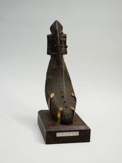 Petite harpe à quatre cordes, elle est recouverte...