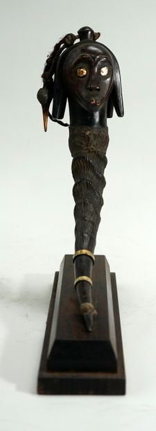 Tête enchâssée dans une corne de cervidé....