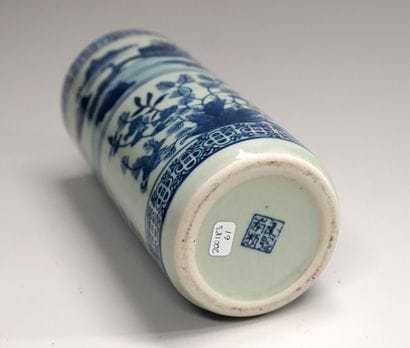 Vase rouleau en porcelaine blanc bleu à décor...