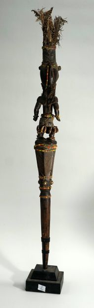Curieux bâton/sceptre de commandement. Il...