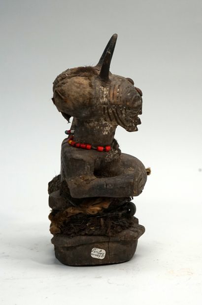 Statue Songye porteuse de charges magiques....