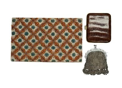 Ensemble comprenant 2 foulards (fils tirés),...