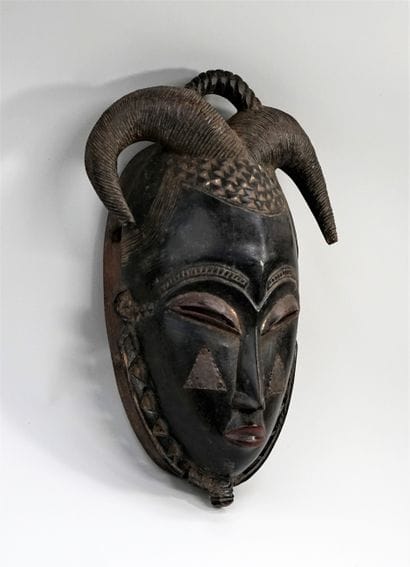 Masque présentant un visage humain aux yeux...