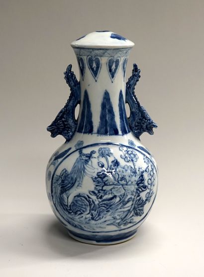 Vase gourde en porcelaine blanc bleu à décor...
