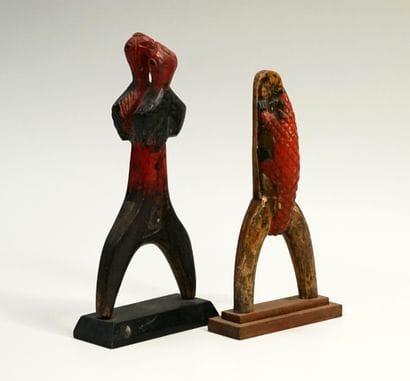 Paire de lance-pierres en bois polychrome...