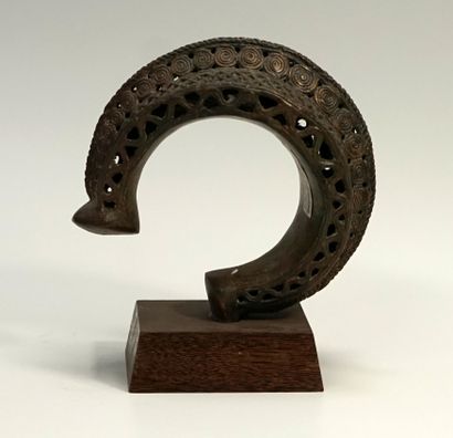 Bracelet à décor géométrique ajouré, bronze...