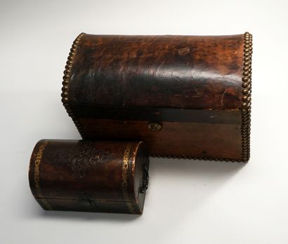 Grand coffret en cuir, couvercle bombé, bordures...