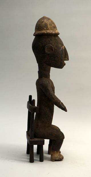 Statuette masculine dignement assise coiffé...