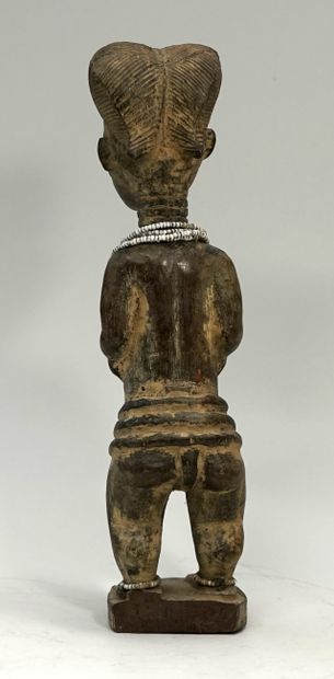 Statuette féminine coiffée de deux chignons...