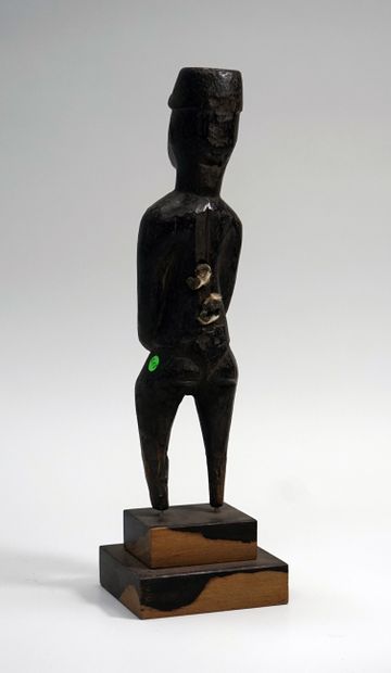 Statuette anthropomorphe stylisée se tenant...