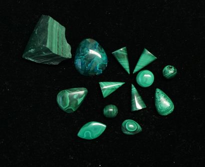 MINERAUX - Ensemble en malachite comprenant...