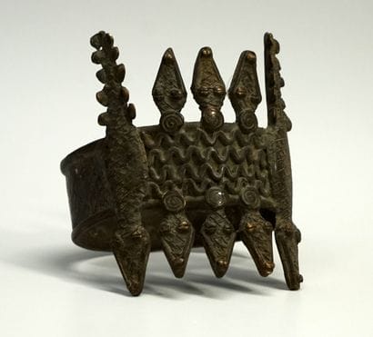 Bracelet de bras en bronze patiné. Il est...
