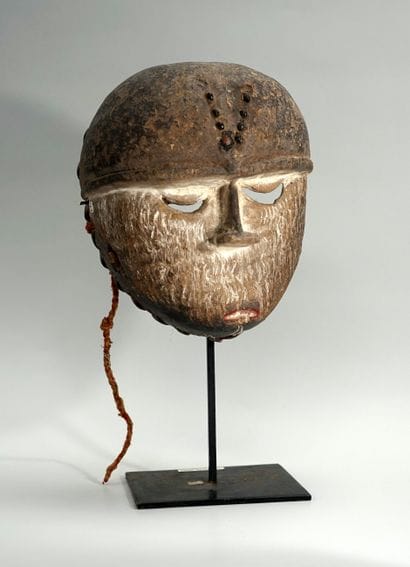 Masque présentant un visage finement raviné,...