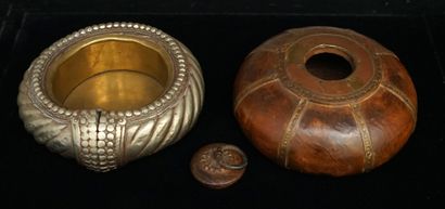 BOITE couverte ronde en bois, cuir et métal....