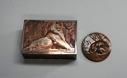 Coffret en métal argenté à motif d'arabesques,...