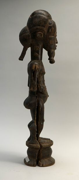 Statue d'homme debout sur un siège, les mains...