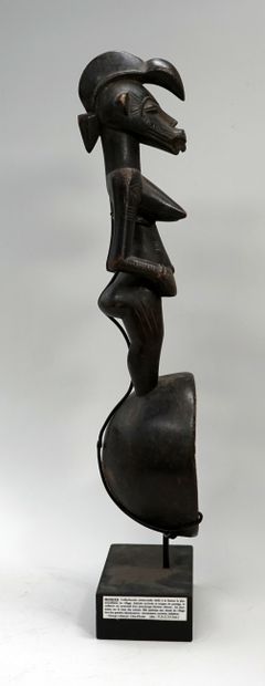Cuillère présentant un manche anthropomorphe...