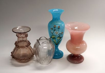 Ensemble de 3 vases en verre dont 2 en opaline...