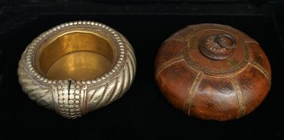 BOITE couverte ronde en bois, cuir et métal....
