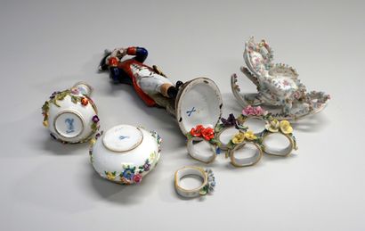 Ensemble en porcelaine polychrome comprenant...