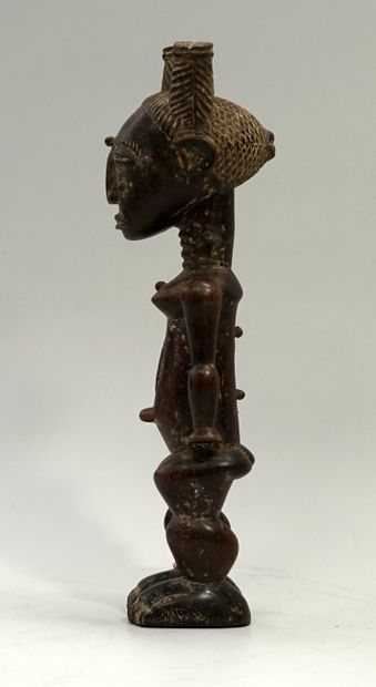 Statue féminine d’ancêtre présentée debout...