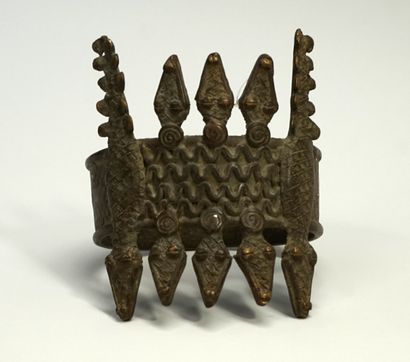 Bracelet de bras en bronze patiné. Il est...