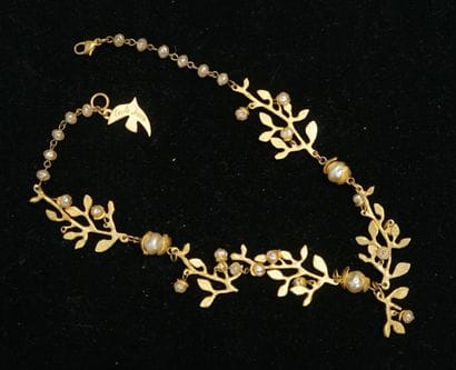 CECILE JEANNE - Collier en métal doré à motif...