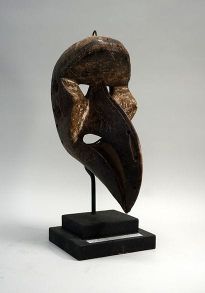 Masque à bec d’oiseau. Bois à patine brune...