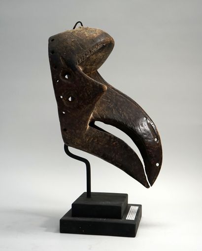 Masque à bec d’oiseau. Bois à patine brune...