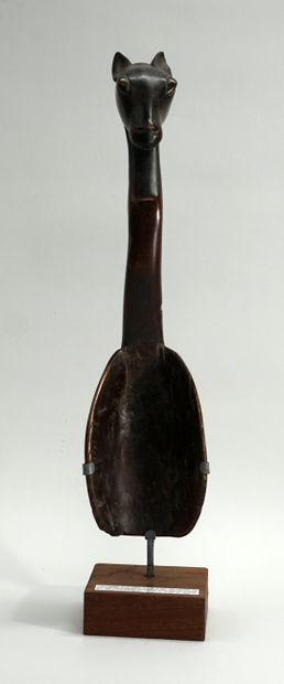 Cuillère utilitaire sculptée d’une tête de...