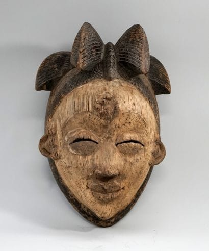 Masque présentant un visage souriant, les...
