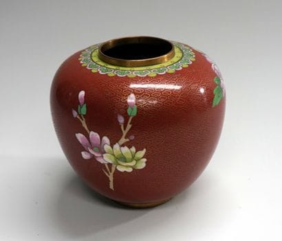 Pot en émail cloisonné à motif de fleurs...