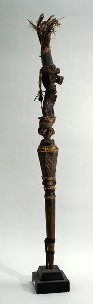 Curieux bâton/sceptre de commandement. Il...