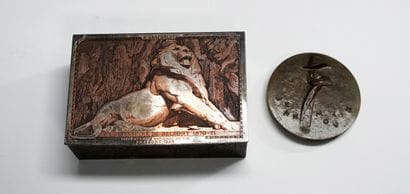 Coffret en métal argenté à motif d'arabesques,...