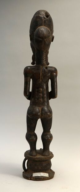 Statue d'homme debout sur un siège, les mains...