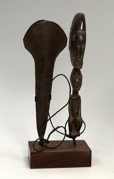 Gong en fer forgé et son marteau en bois...