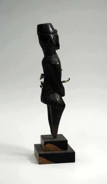 Statuette anthropomorphe stylisée se tenant...