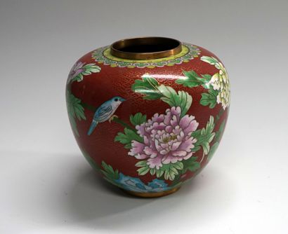 Pot en émail cloisonné à motif de fleurs...
