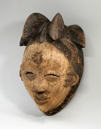 Masque présentant un visage souriant, les...