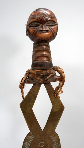 Curieux couteau atypique en laiton et bois....