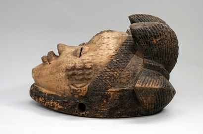 Masque présentant un visage souriant, les...