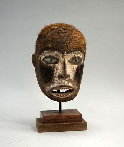 Masque présentant un visage la bouche ouverte...