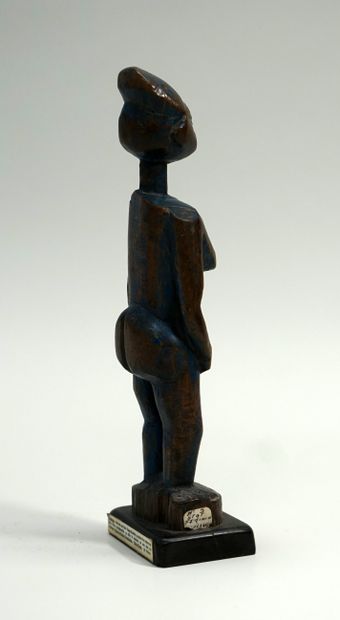 Statuette féminine debout. Bois naturel avec...