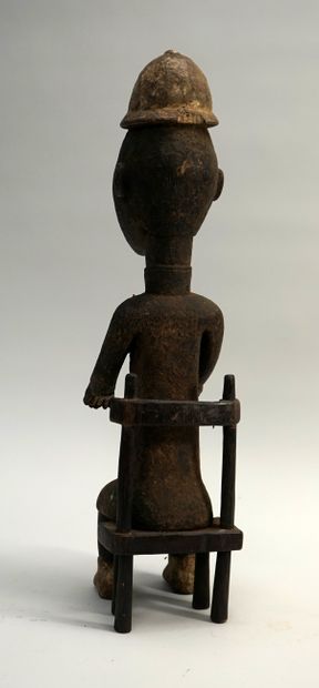 Statuette masculine dignement assise coiffé...