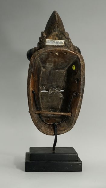 Masque présentant un visage scarifié, les...