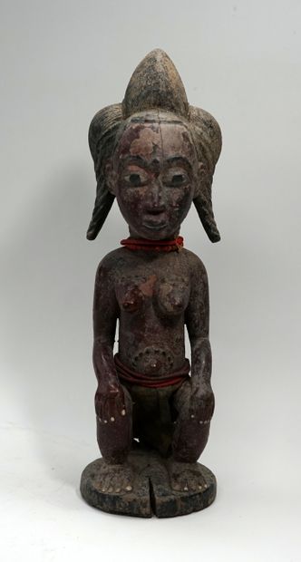 Statuette présentant une femme assise sur...
