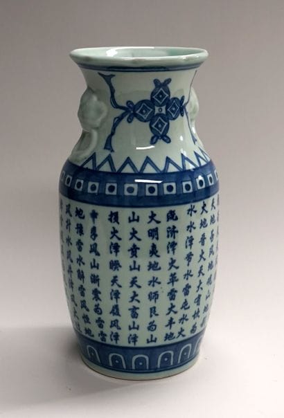 Vase en porcelaine à glaçure légèrement céladon,...