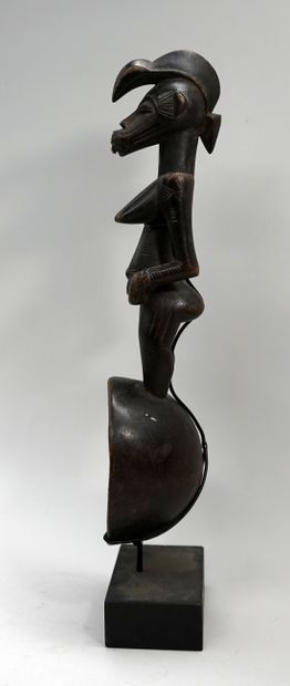 Cuillère présentant un manche anthropomorphe...