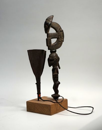 Marteau à musique sculpté d’un personnage...