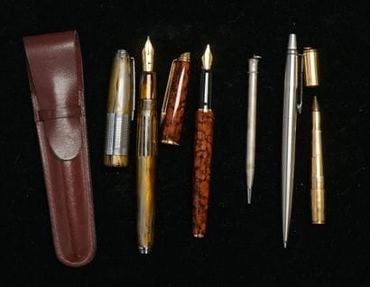 Ensemble composé de 2 stylos-plume, d'1 roller...